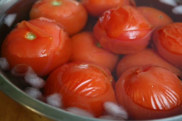 A técnica de descascar tomates