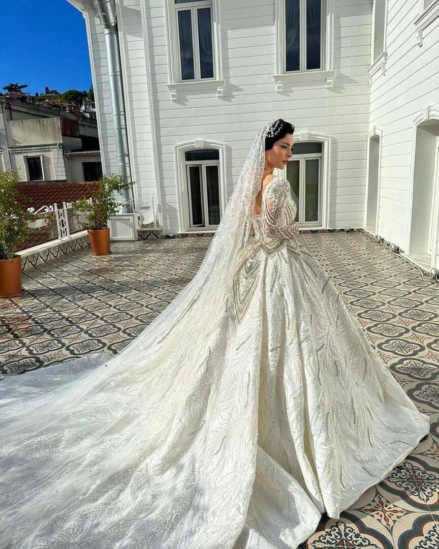 O vestido de noiva de Merve Bolugur