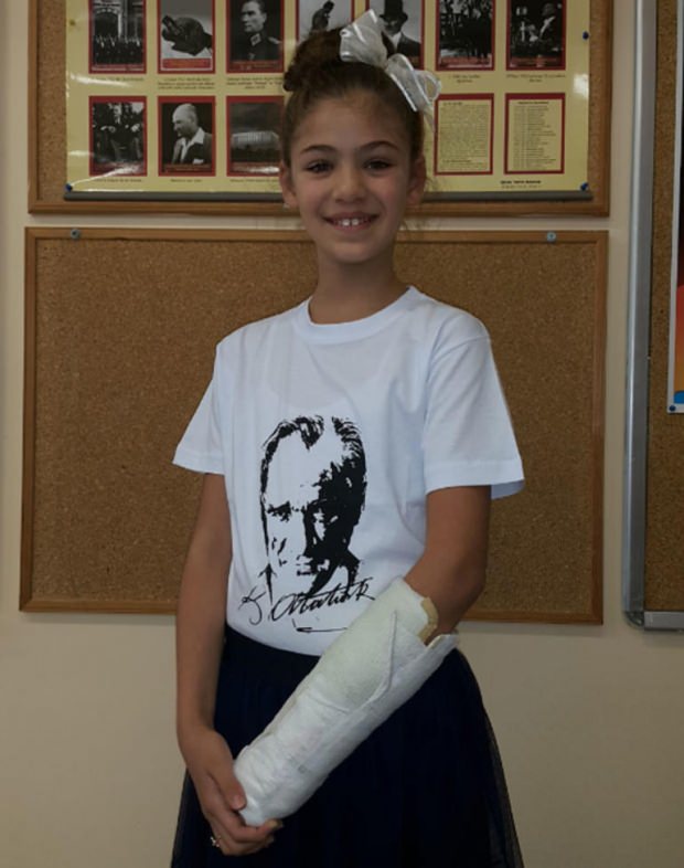 O braço de Isabella Damla Güven estava quebrado, mas ela não saiu do set