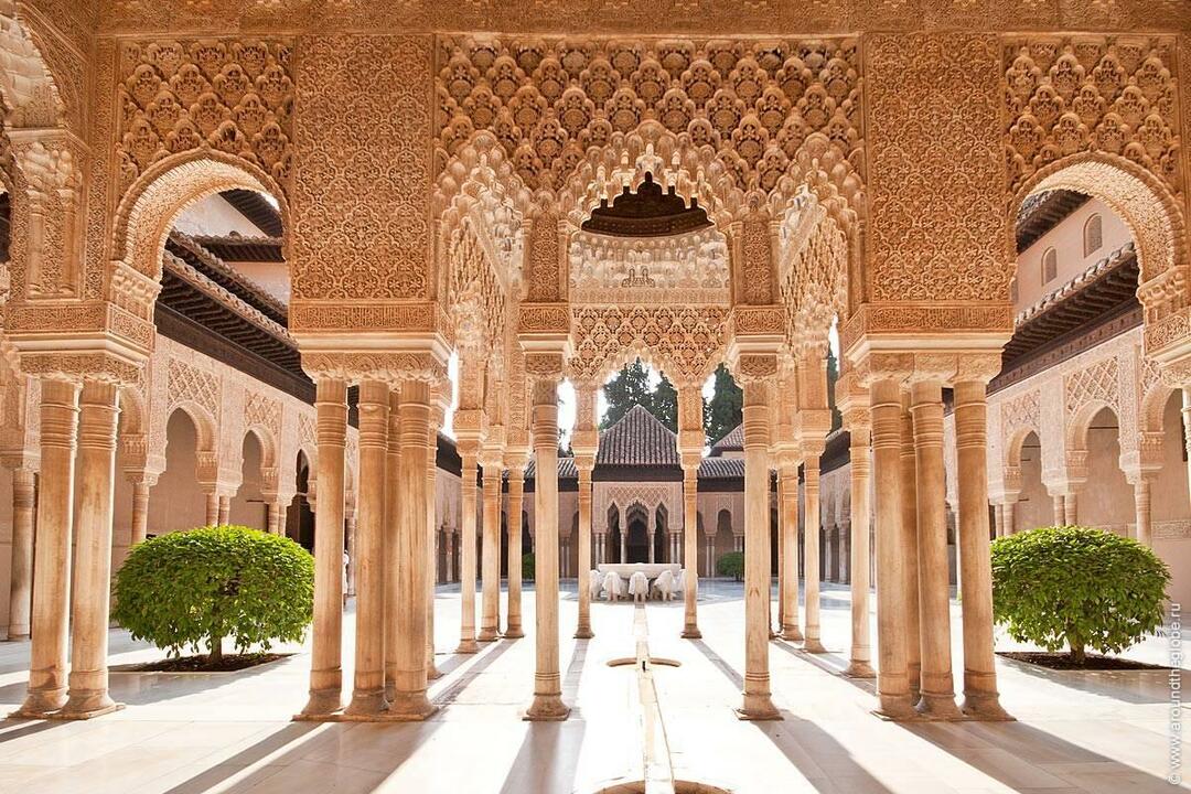Pátio do Palácio de Alhambra