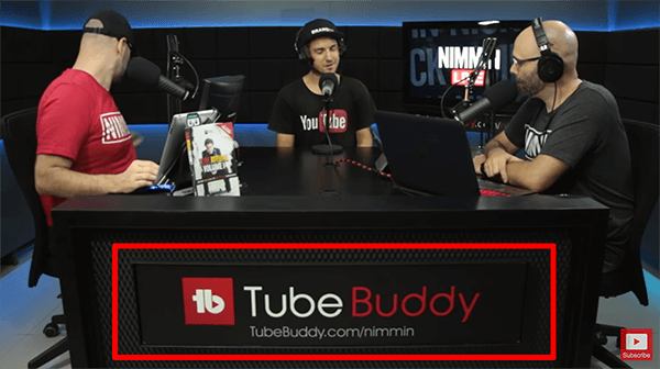 Esta é uma imagem de uma transmissão ao vivo do Nimmin Live com Nick Nimmin. A mesa no estúdio de transmissão ao vivo mostra que o TubeBuddy patrocina o show.