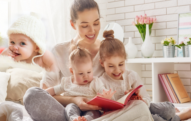 Os benefícios de ler um livro para bebês