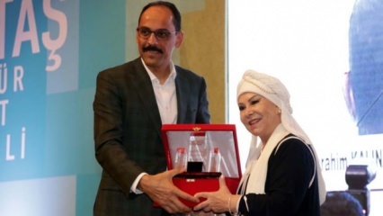 A lenda da música folclórica turca recebeu o prêmio Bedia Akartürk