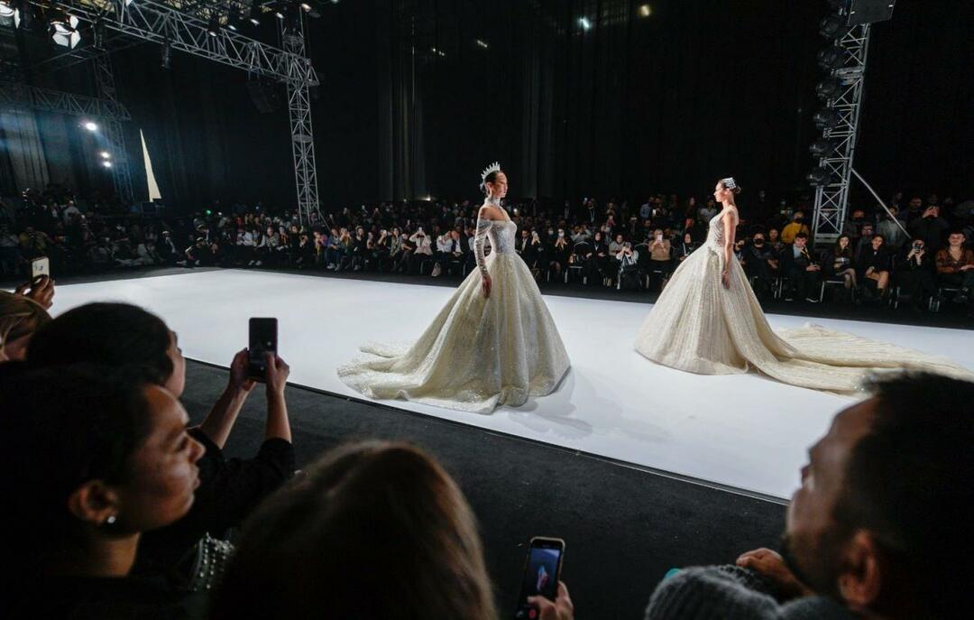 Desfile de moda de vestido de noiva 2023