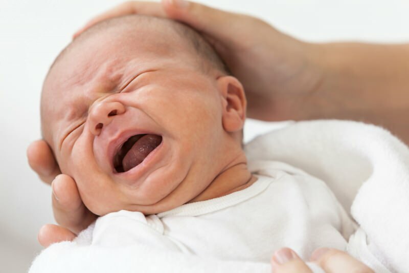 É prejudicial sacudir os bebês em pé?