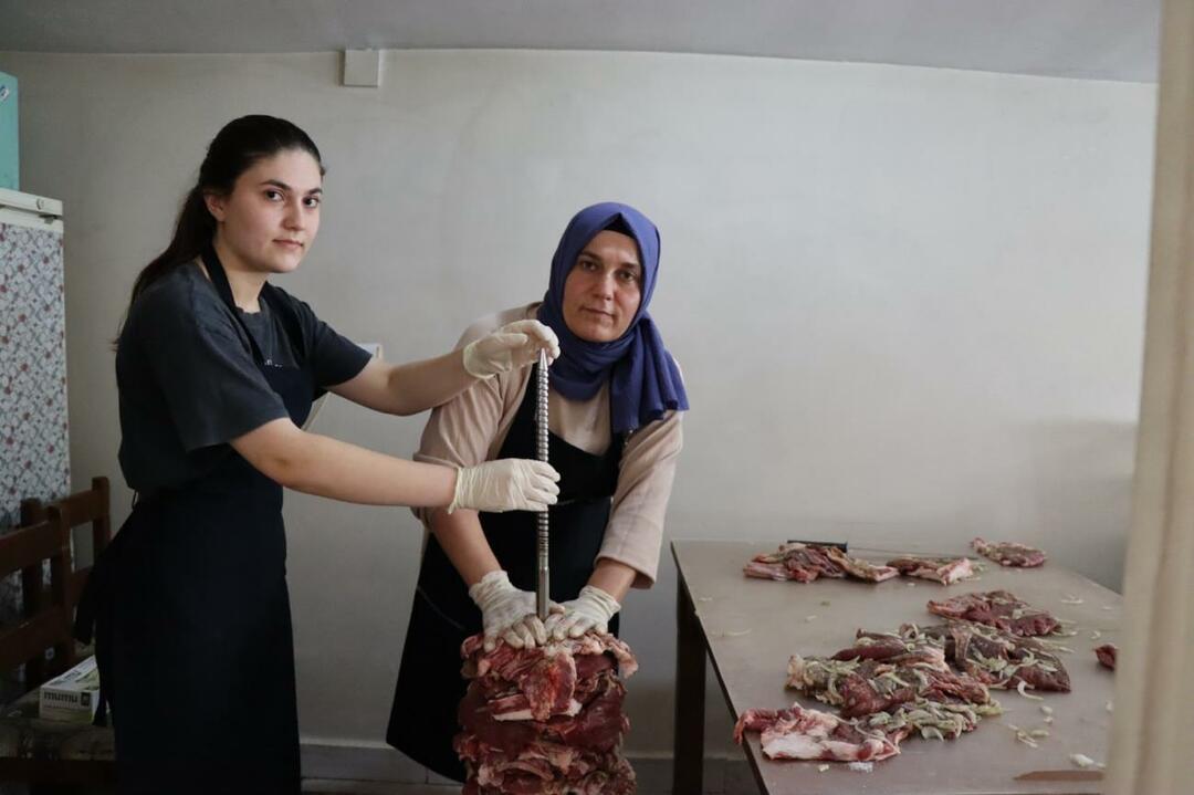 Mãe e filha administram uma loja de cag kebab