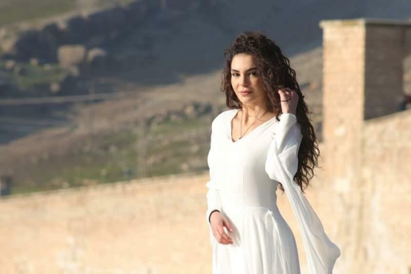 A atriz Ebru Şahin está em treinamento para sua nova série Destan!