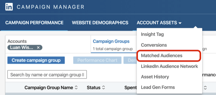 selecione Público-alvo compatível no menu suspenso Ativos da conta no LinkedIn Campaign Manager
