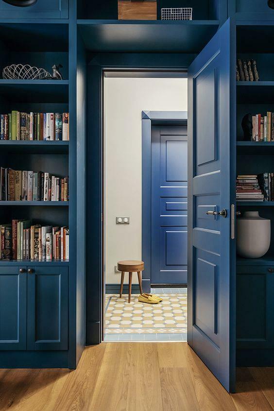 Quais são as cores de portas interiores populares na decoração de casa?