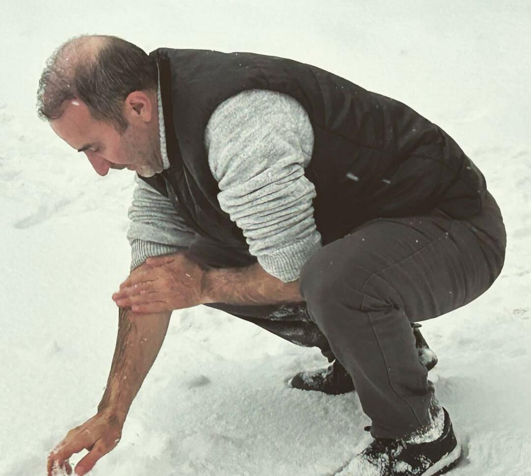 Ömer Karaoğlu fez ablução com neve