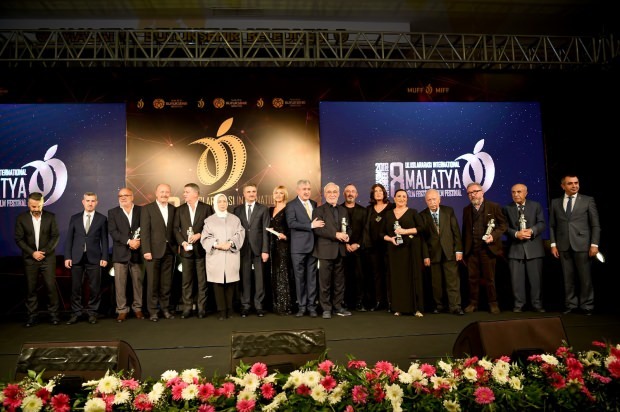 Şener Şen recebeu o 'Honor Award' da mão de Cem Yılmaz