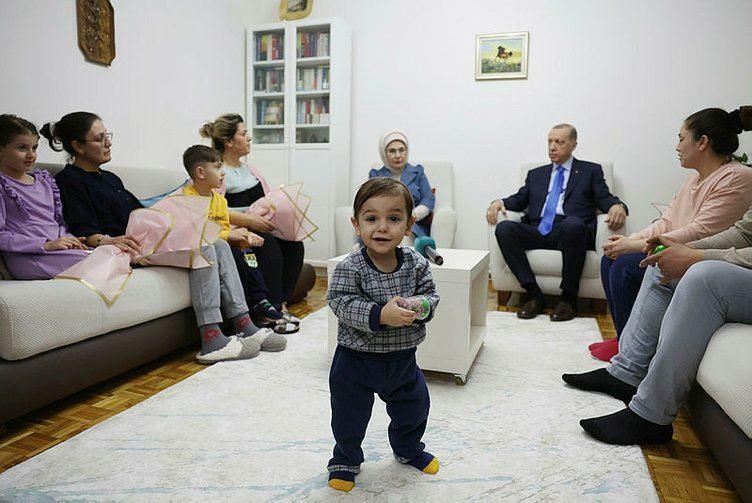 O presidente Recep Tayyip Erdoğan e sua esposa Emine Erdoğan visitaram a família sobrevivente do terremoto