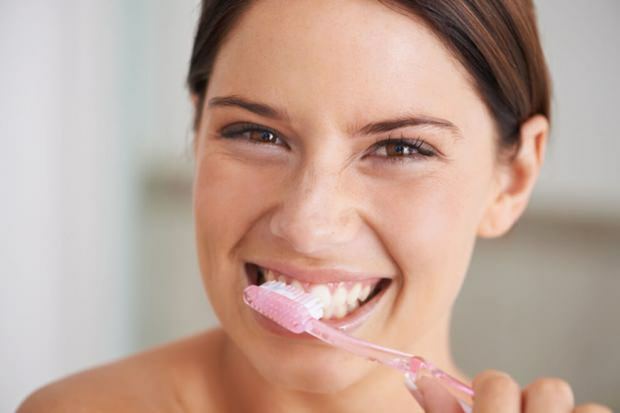 Como deve ser feita a limpeza dentária?