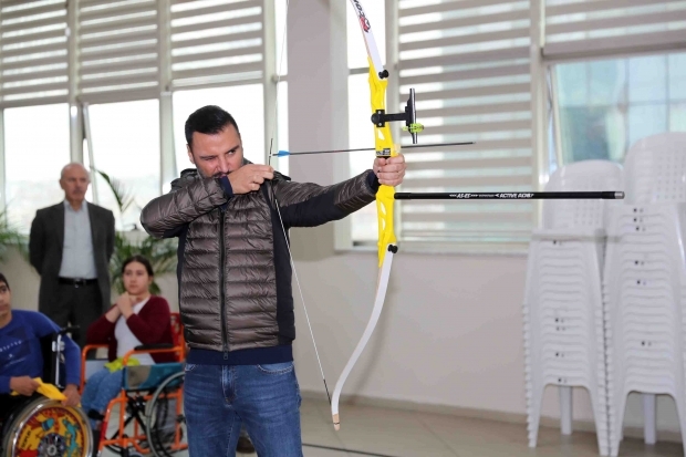 Alişan disparou uma flecha com os deficientes.