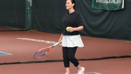 Hülya Avşar jogou tênis em sua casa!