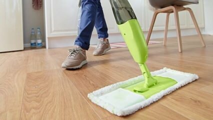 Os pisos devem ser limpos com um parafuso ou esfregona? 