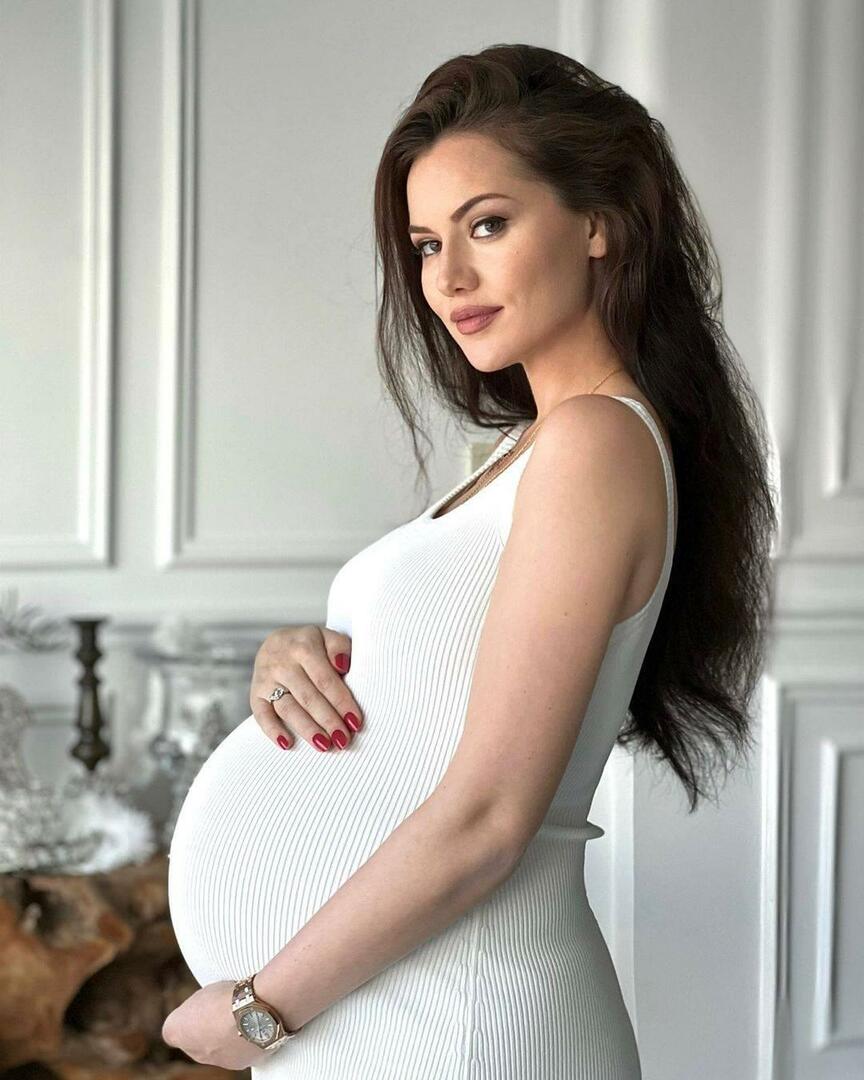 Fahriye Evcen tornou-se mãe pela segunda vez