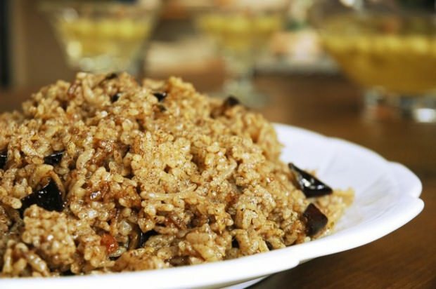 Como fazer arroz com berinjela