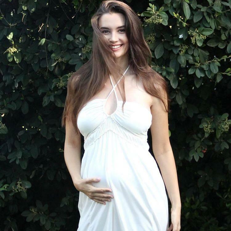  Pose de gravidez de Leyla Lydia Tuğutlu