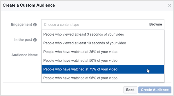 A caixa de diálogo Criar um público personalizado do Facebook tem opções para direcionar anúncios a pessoas que assistiram a uma determinada porcentagem de seu vídeo.