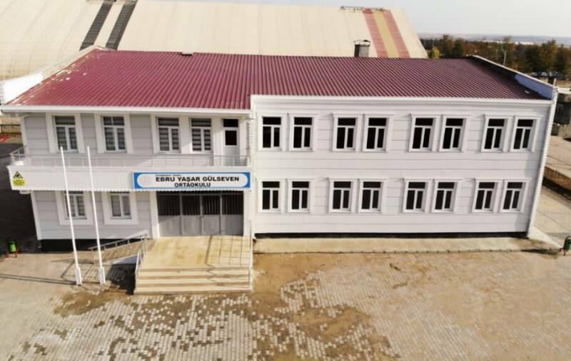 A escola do artista Ebru Yaşar foi inaugurada!