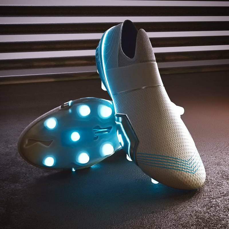 Sapatos 'Tesla' da Nike e designer Adidas
