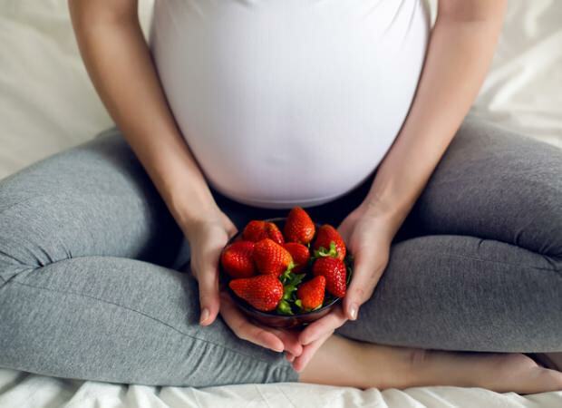 Comer morangos mancha durante a gravidez? Existe algum dano ao morango?