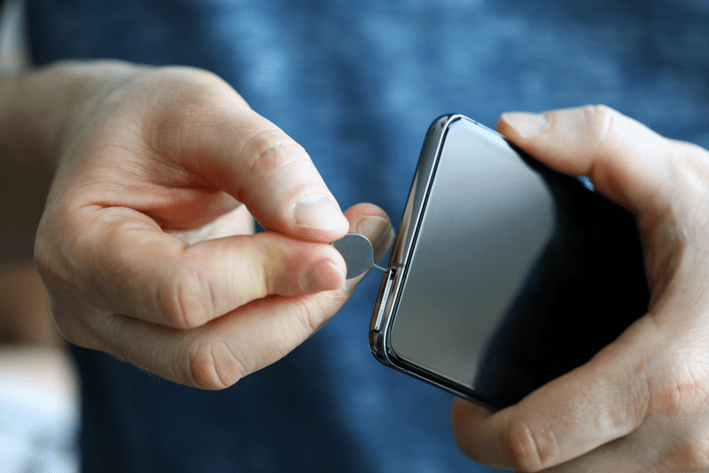 Ejetando um cartão SIM em um smartphone Android
