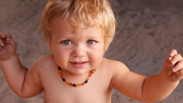 Benefícios de colares de âmbar para bebês
