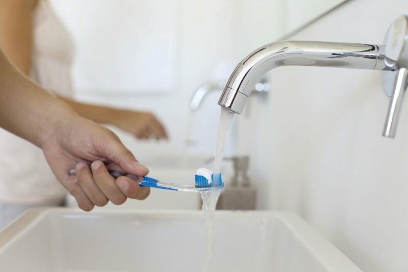 Desligando a água enquanto escova os dentes