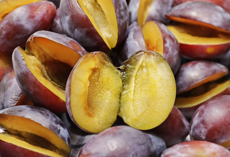 Quais são os benefícios desconhecidos da ameixa? Ameixa de ameixa contendo vitamina C ...
