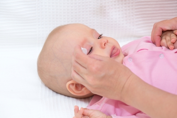 Como remover rebarbas em bebês?