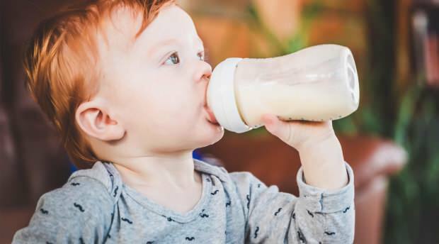 O que é alergia ao leite de vaca em bebês?