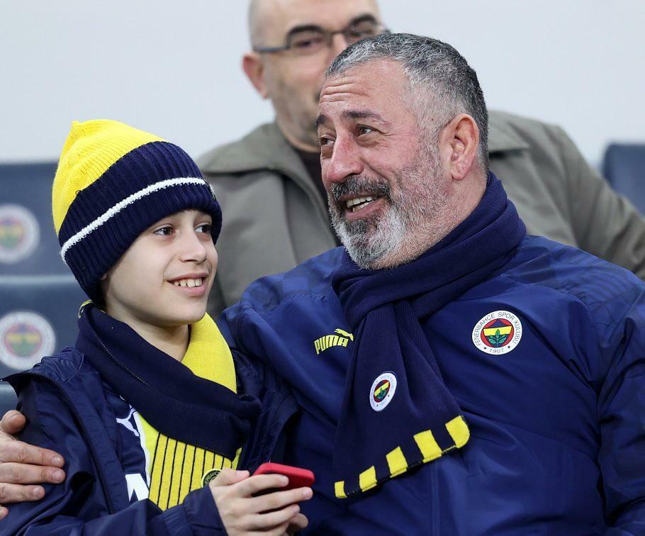 Cem Yılmaz assistiu ao jogo Fenerbahçe-Galatasaray com seu filho
