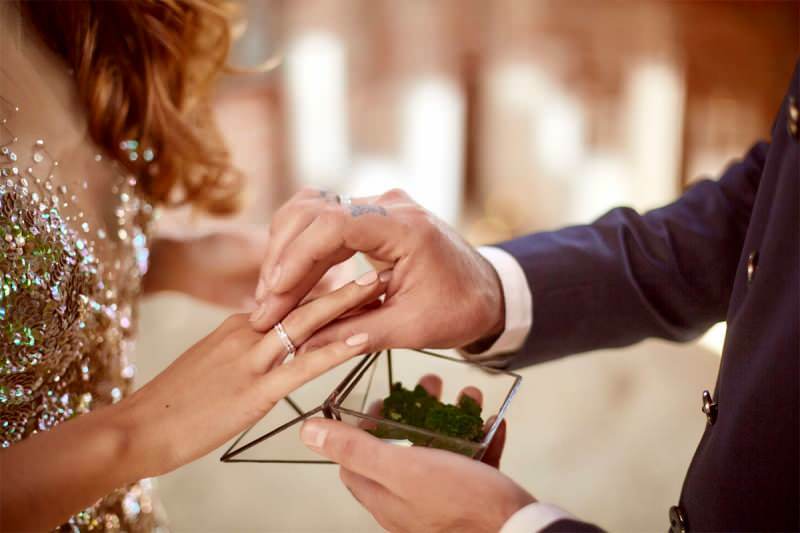 Todos os detalhes sobre paciência, promessa e aliança de casamento! Qual anel é usado quando e em qual dedo?