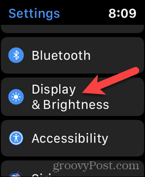 Toque em Exibir e brilho nas configurações do seu Apple Watch