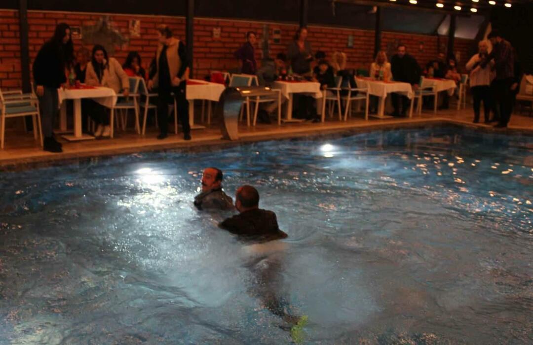 Não sobrou nada para as vítimas do terremoto na noite moral! Mustafa Keser caiu na piscina