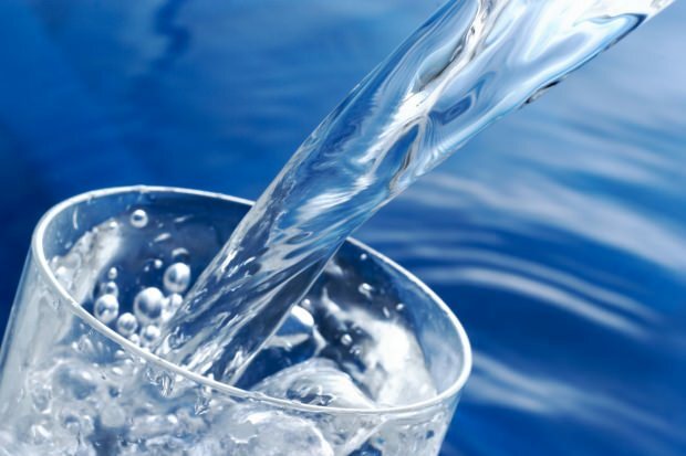 A água potável gera ganho de peso? Quantos litros de água devem ser consumidos por dia para perder peso? Se você beber água à noite ...