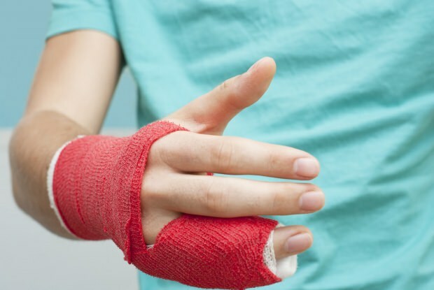 O que causa a quebra dos dedos? Quais são os sintomas da quebra dos dedos?