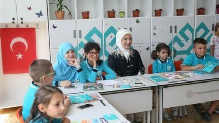 A primeira-dama Erdoğan visitou as escolas de Maarif