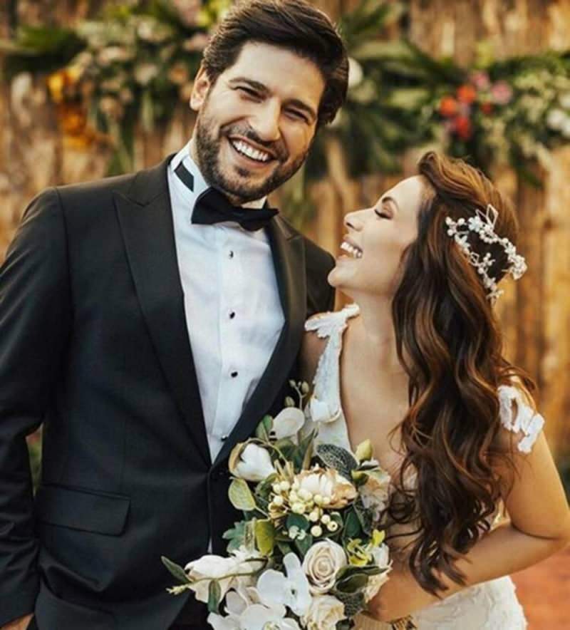 O ator Begüm Birgören e Mehmet Cemil se casaram