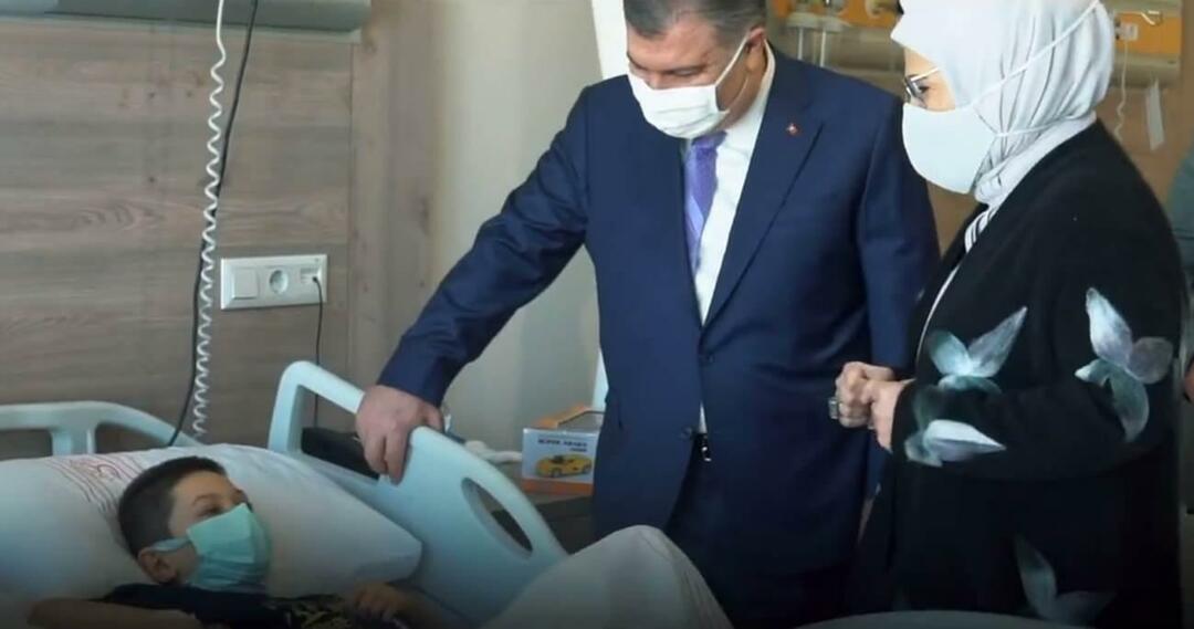 Emine Erdoğan visitou crianças com câncer com Fahrettin Koca