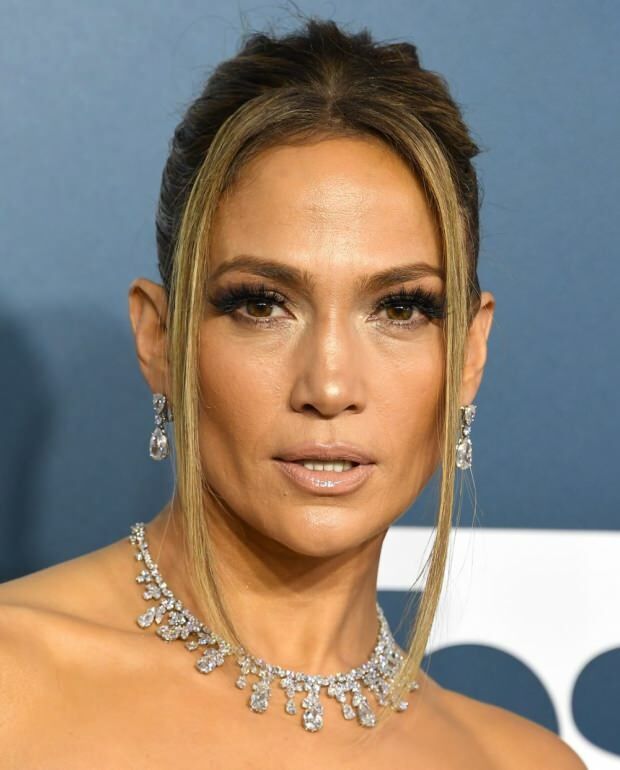 Jennifer Lopez chamou a atenção com seu colar