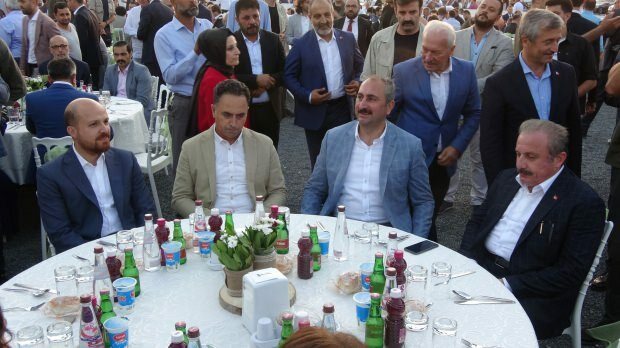 Bilal Erdoğan, Ministro da Justiça Abdülhamit Gül e Presidente do Parlamento Mustafa Şentop