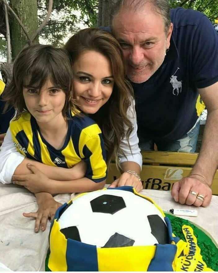 A ex-esposa de Burak Sergen, Işıl Sergen, e seu filho