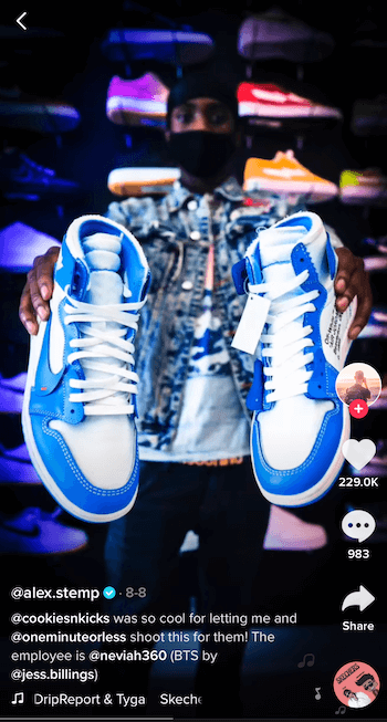 postagem tiktop de @ alex.stemp mostrando seu produto de tênis em azul e branco