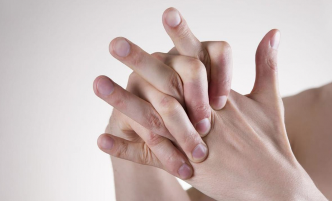 Quais são os malefícios de estalar os dedos, como deixá-lo?