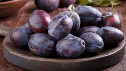 Quais são os benefícios desconhecidos da ameixa-preta? Ameixa de ameixa contendo vitamina C poderosa ...