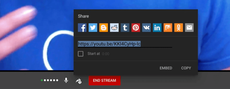 opções de transmissão ao vivo do YouTube, incluindo um medidor de áudio, um botão de mudo e um link de compartilhamento com vários ícones de plataforma e um link curto compartilhável para o vídeo ao vivo