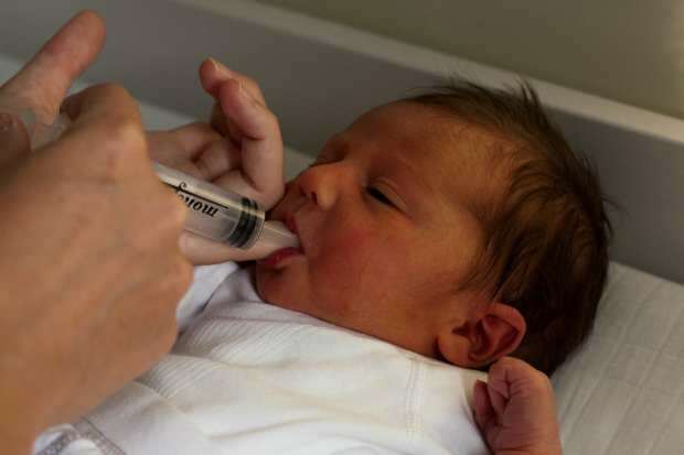 Alimentando o bebê com seringa